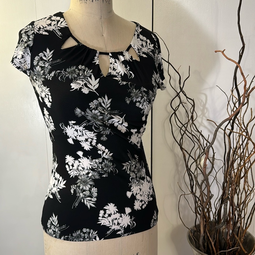 White House Black Market short sleeve floral blouse